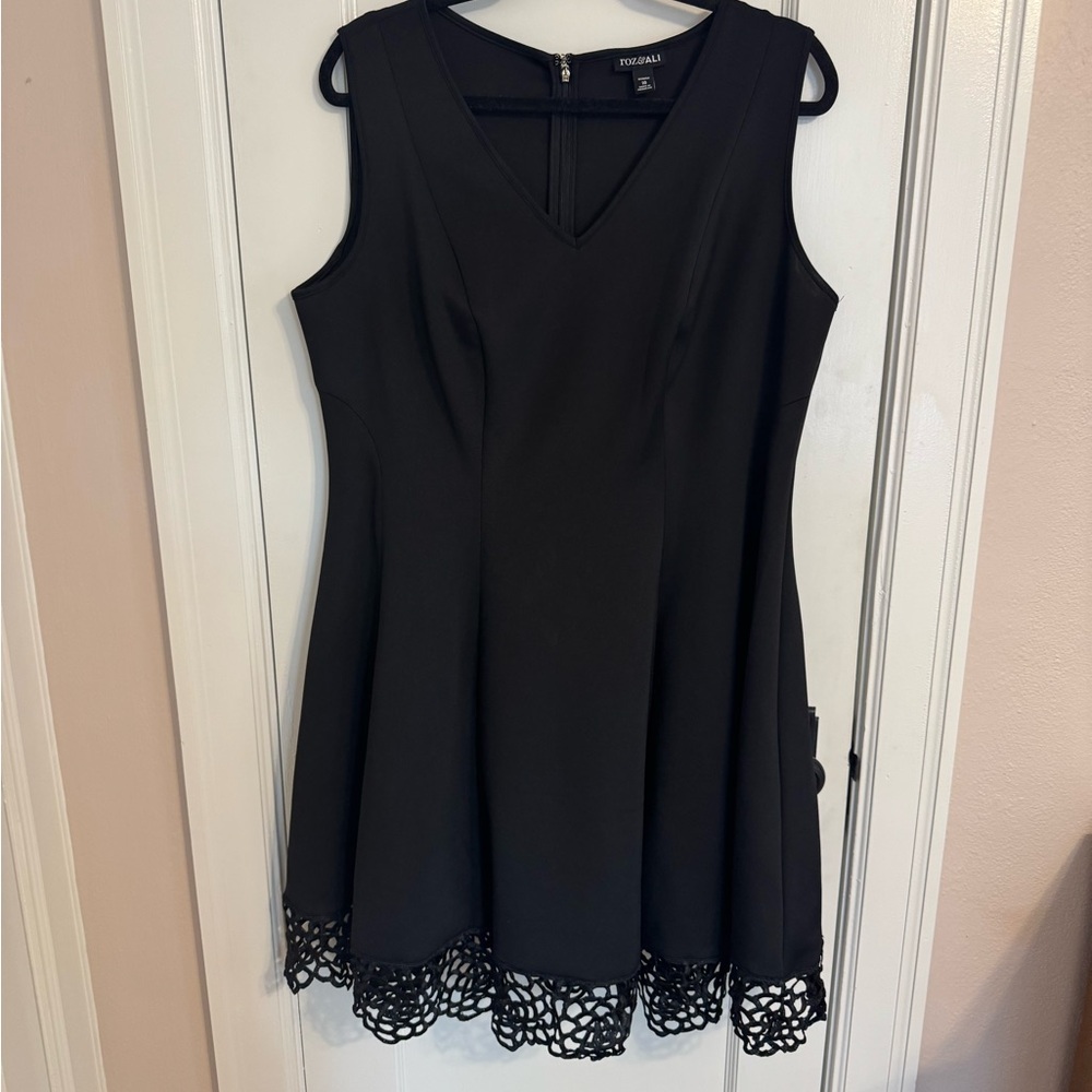 Roz & Ali Black Sleeveless V-Neck Cocktail Dress